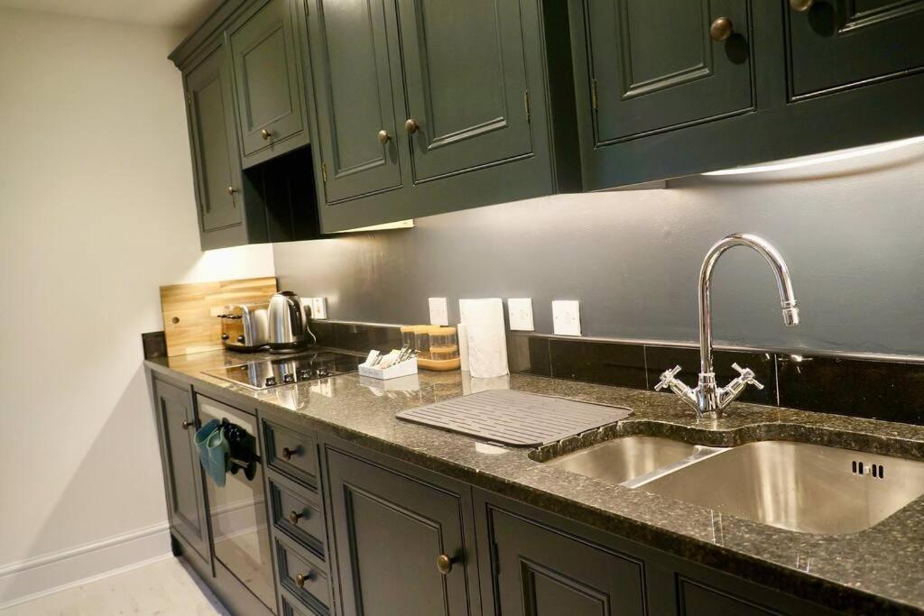 شقة Epic Location, Views & Large Private Terrace ويندسور المظهر الخارجي الصورة